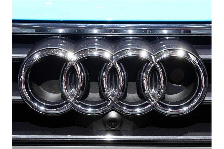 Ein Audi-Logo an einem Kühlergrill. Foto: Uli Deck/dpa/Archivbild