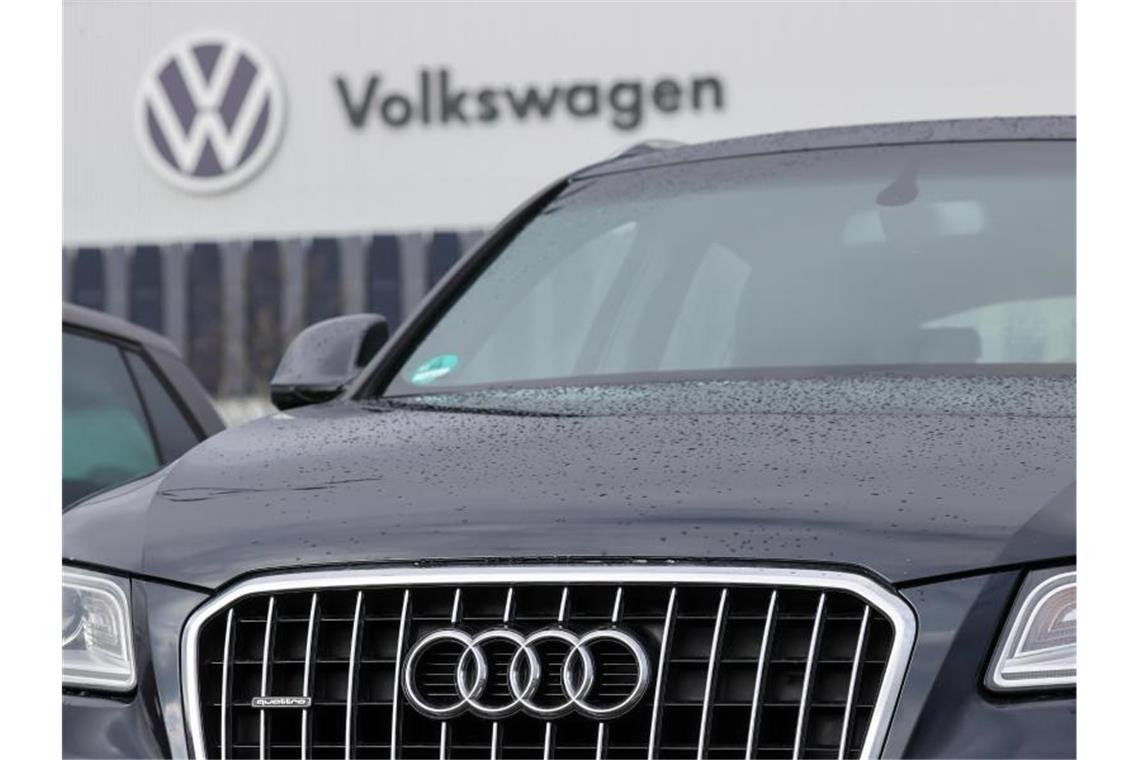 Ein Audi parkt vor einem Volkswagen-Werk. Foto: Jan Woitas/dpa-Zentralbild/dpa/Symbolbild