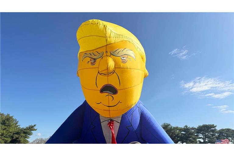 Ein aufblasbarer Ballon mit dem Abbild von US-Präsident Donald Trump ragt über eine Menschenmenge während einer "No Kings"-Demonstration.