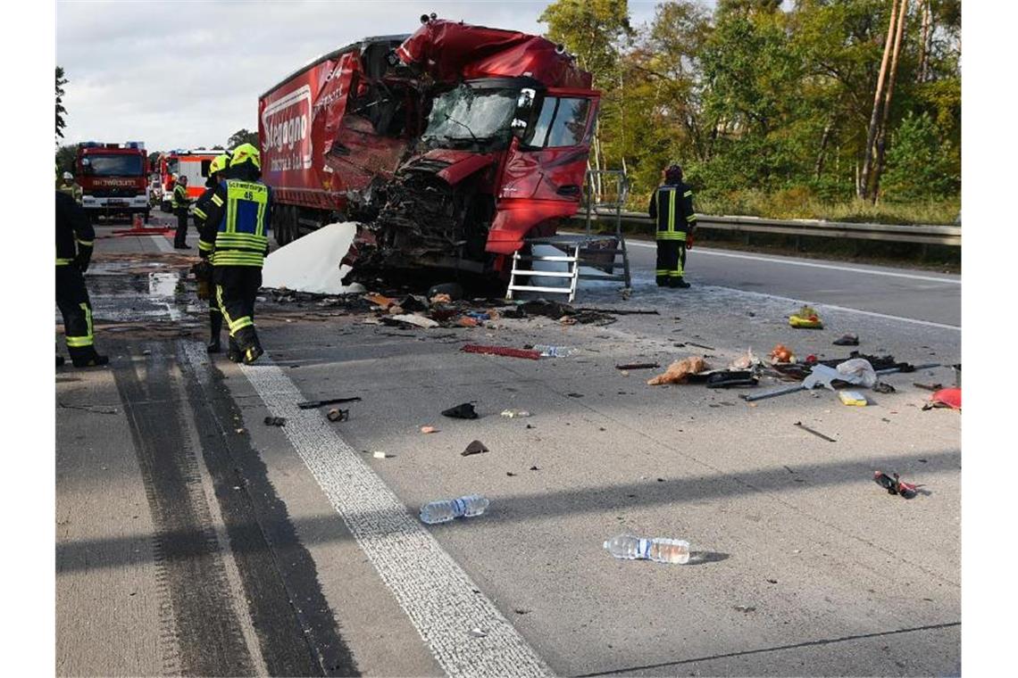 Sperrung der A6 nach Lkw-Unfall aufgehoben Ein Auffahrunfall zweier Lastwagen auf der Autobahn 6. Foto: Rene Priebe/dpa