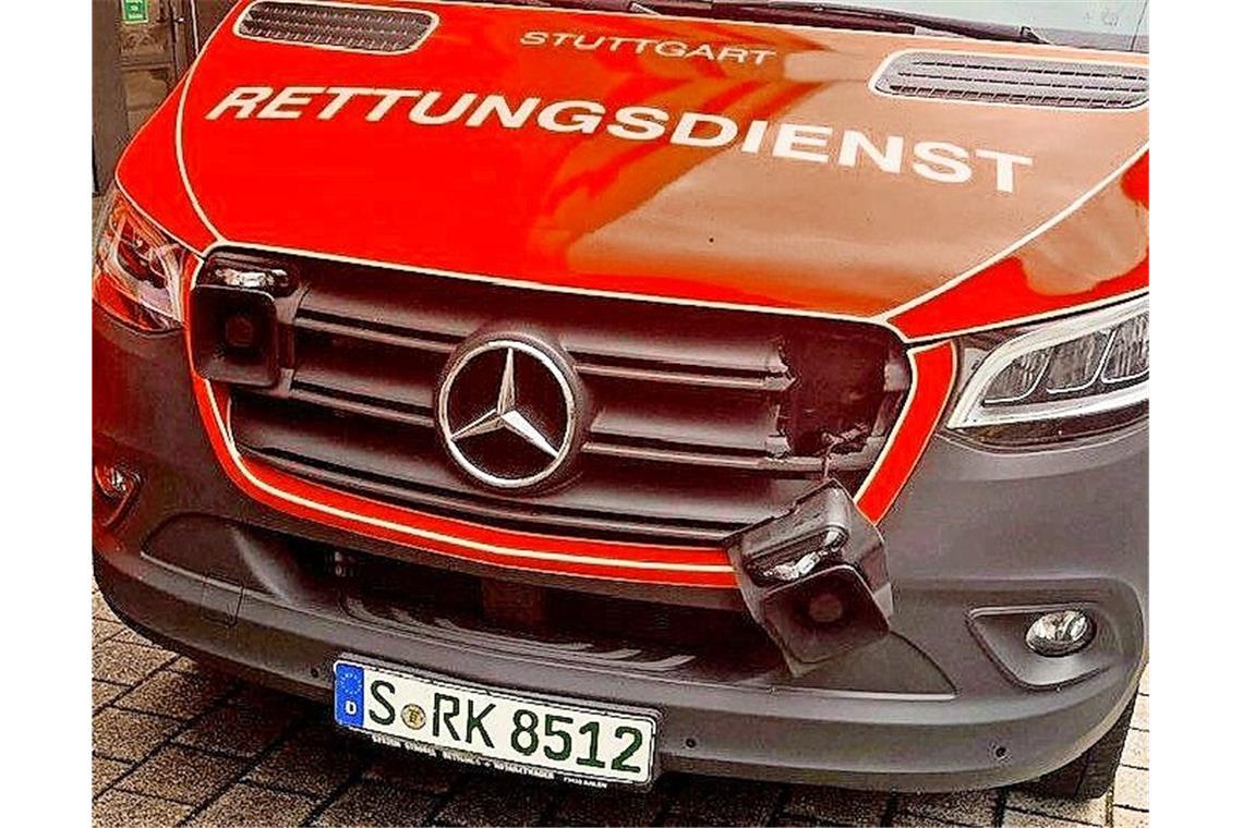 Ein aufgebrachter Passant hat ein Einsatzfahrzeug des Roten Kreuzes vor der Hauptrettungswache beschädigt.