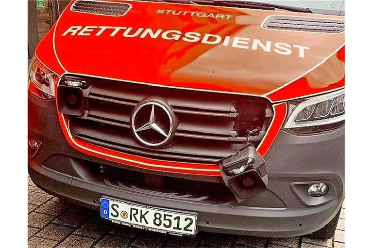 Ein aufgebrachter Passant hat ein Einsatzfahrzeug des Roten Kreuzes vor der Hauptrettungswache beschädigt.