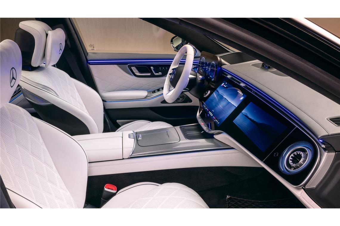 Ein aufgesetzter Bildschirm für den Fahrer sowie ein durchgängiger Screen von der Mittelkonsole bis zum Beifahrer  dominieren das Cockpit. Anders als etwa beim neuen, elektrischen GLC gibt es keinen durchgängigen Bildschirm.