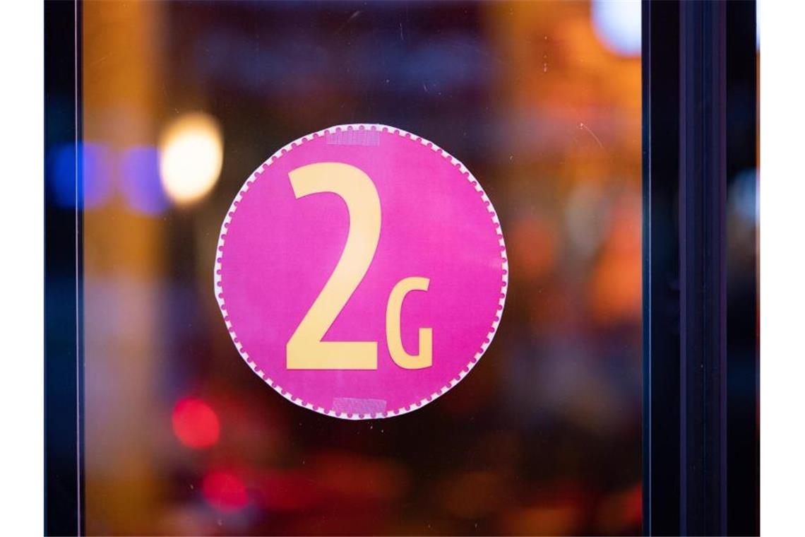 Schärfere Corona-Regeln ab Donnerstag: auch für Jugendliche Ein Aufkleber an einer Glastür weist auf die 2G-Regel hin. Foto: Daniel Reinhardt/dpa/Symbolbild