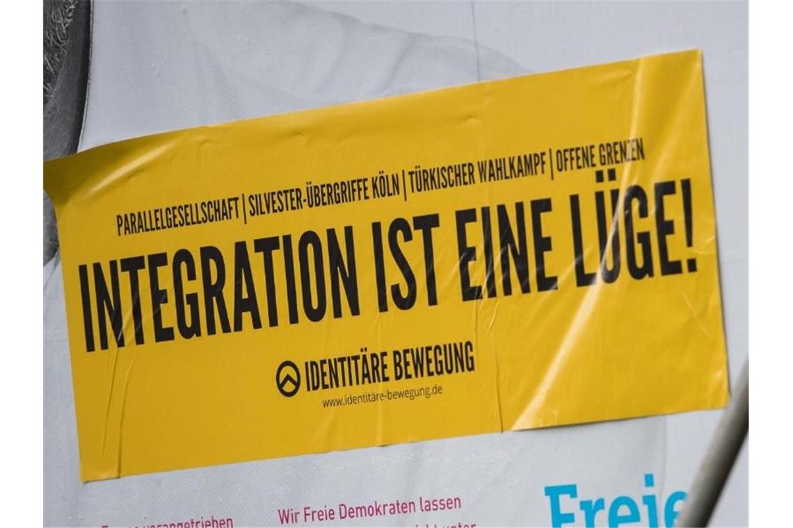 Ein Aufkleber der rechten Identitären Bewegung klebt auf einem Wahlplakat der FDP in Tübingen. Foto: Sebastian Gollnow/Archiv