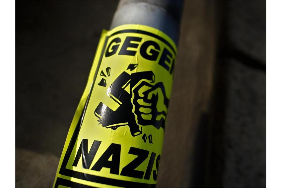 „Nazinotstand?“: Dresden will Demokratie stärken Ein Aufkleber „Gegen Nazis“ klebt an einem Straßenschild in Dresden. - Die sächsische Landeshauptstadt will nach einem Beschluss des Stadtrats künftig die demokratische Alltagskultur stärken und Minderheiten sowie Opfer rechter Gewalt besser schützen. Foto: Arno Burgi/zb/dpa