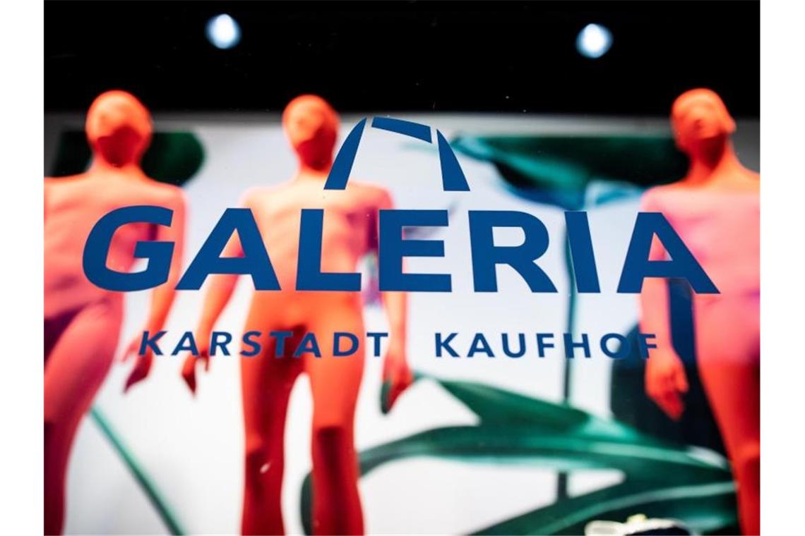 Ein Aufkleber mit dem Schriftzug „Galeria Karstadt Kaufhof“ klebt auf einer Schaufensterscheibe. Foto: Marcel Kusch/dpa/Symbolbild