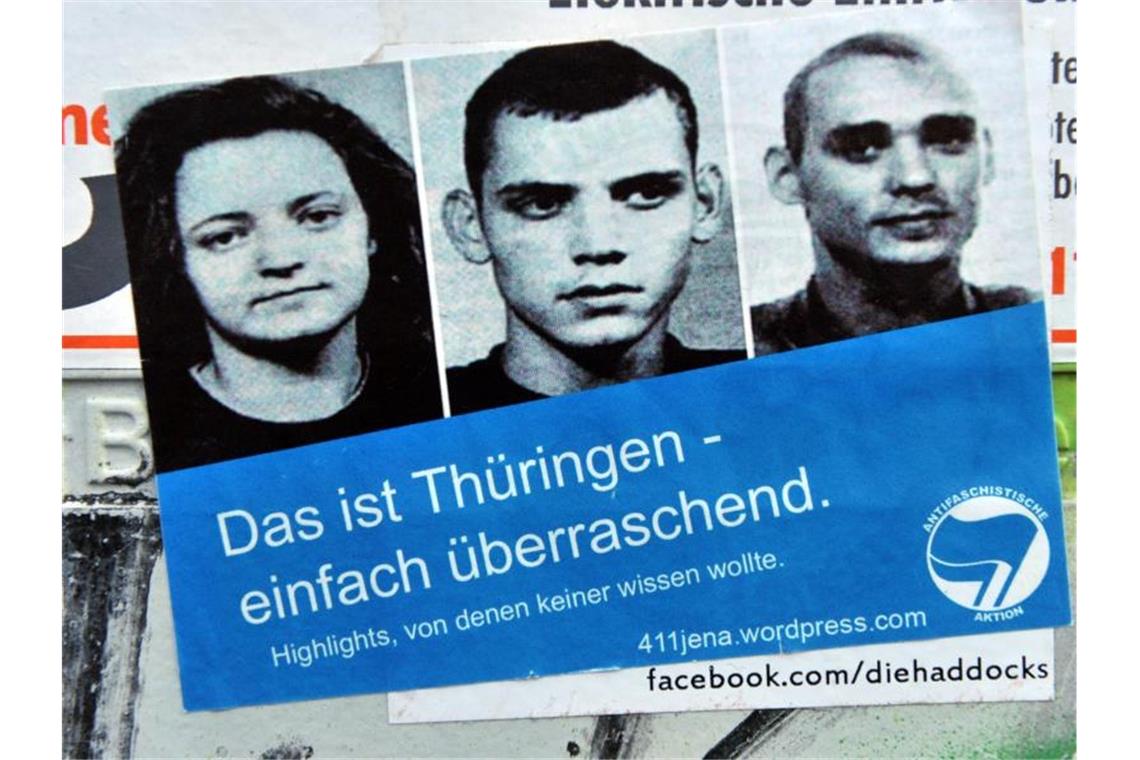 Ein Aufkleber mit den Portraits der Mitglieder der NSU-Terrorzelle. Foto: Martin Schutt