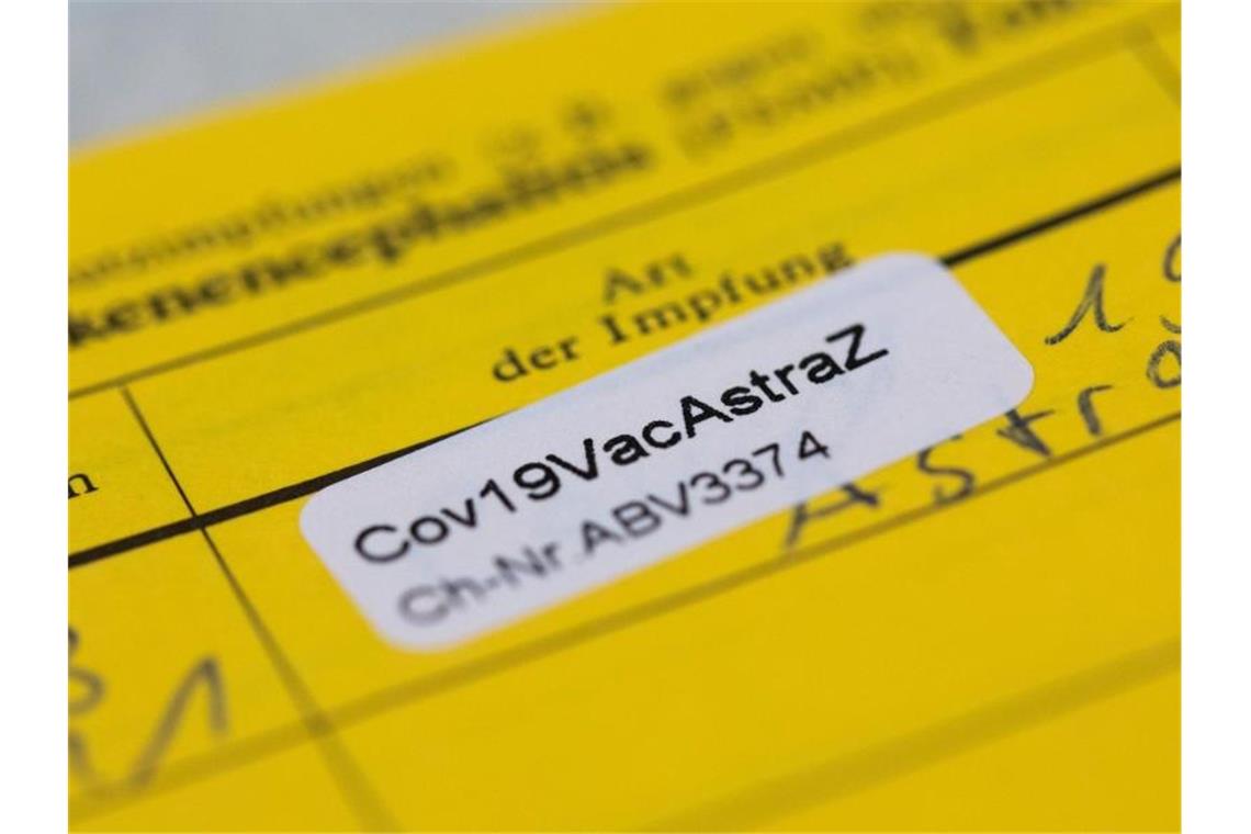 Ein Aufkleber mit der Aufschrift "Cov19VacAstraZ" in einem Impfausweis. Foto: Rolf Vennenbernd/dpa