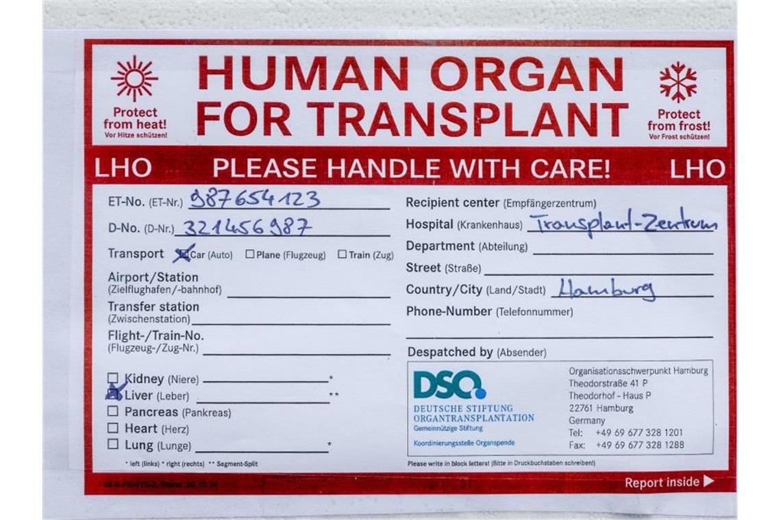 Ein Aufkleber mit der Aufschrift "Human Organ For Transplant" klebt auf einer Transportkühlbox für Spenderorgane. Foto: Markus Scholz