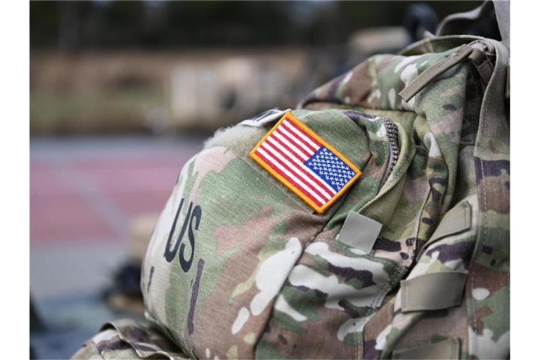 Ein Aufnäher in Form der US-Flagge ist an der Uniform eines US-Soldaten angebracht. Foto: Darek Delmanowicz/PAP/dpa