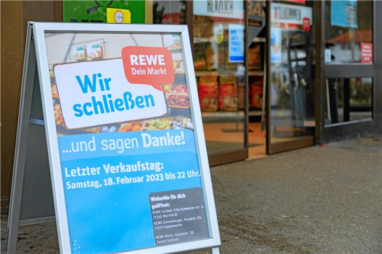 Ein Aufsteller informiert über den letzten Verkaufstag und Rewe-Märkte in der Umgebung. Foto: Stefan Bossow