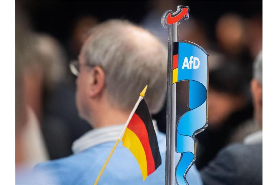 AfD will Verhältnis zu Identitärer Bewegung nicht neu regeln Ein Aufsteller mit AfD-Aufschrift und Deutschlandflagge steht beim Parteitag der AfD. Foto: Julian Stratenschulte/dpa