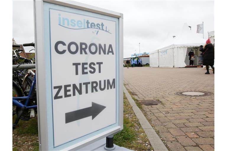 Ein Aufsteller mit der Aufschrift "Corona Testzentrum" weist den Weg zu einem Testzentrum am Bahnhof Westerland in Schleswig-Holstein. Foto: Bodo Marks/dpa