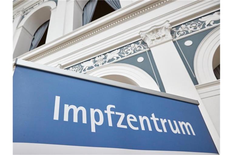 Ein Aufsteller mit der Aufschrift „Impfzentrum“ in Hamburg. Die Gesundheitsämter in Deutschland haben dem RKI binnen eines Tages 1204 Corona-Neuinfektionen gemeldet. Foto: Georg Wendt/dpa