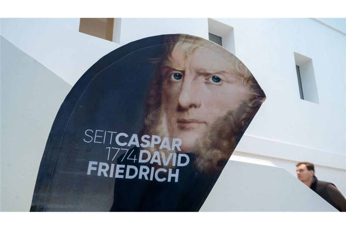 Ein Aufsteller mit einem Porträtbild von Caspar David Friedrich steht im Greifswalder Landesmuseum.