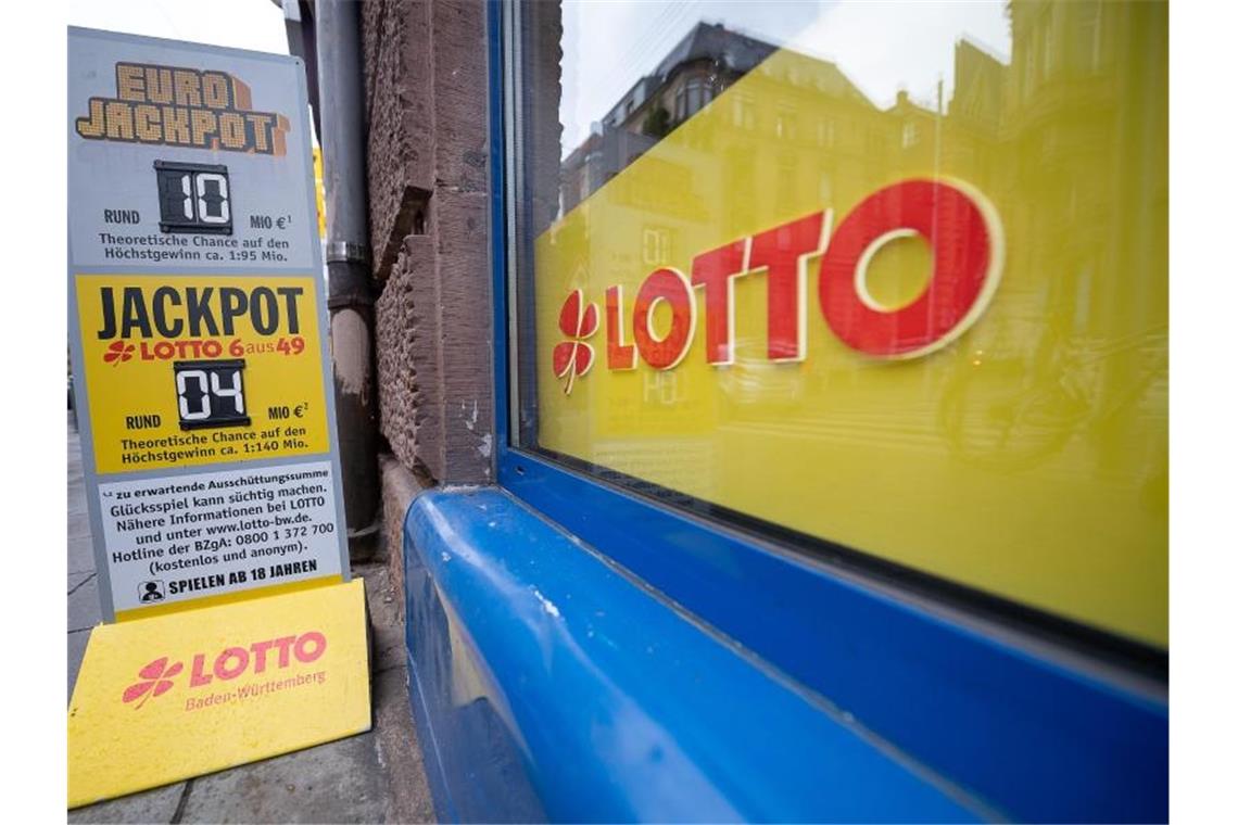 Der Traum vom Glück: Zahl der Lotto-Millionäre gestiegen Ein Aufsteller mit Hinweisen auf Jackpots steht vor einer Annahmestelle. Foto: Sebastian Gollnow/dpa/Archivbild
