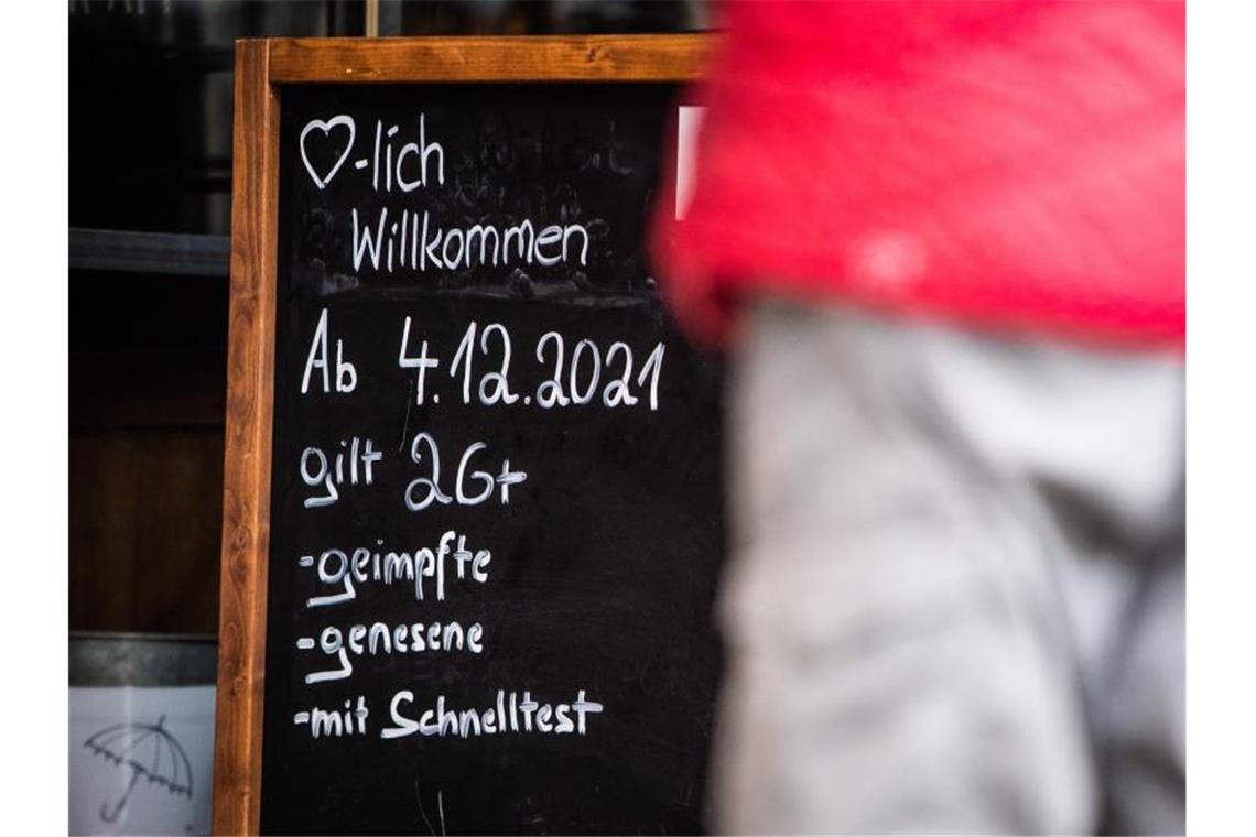 Gastgewerbe äußert Unverständnis über Corona-Politik Ein Aufsteller weist Gäste am Eingang eines Restaurants auf die neue 2G Plus Regel hin. Foto: Christoph Schmidt/dpa