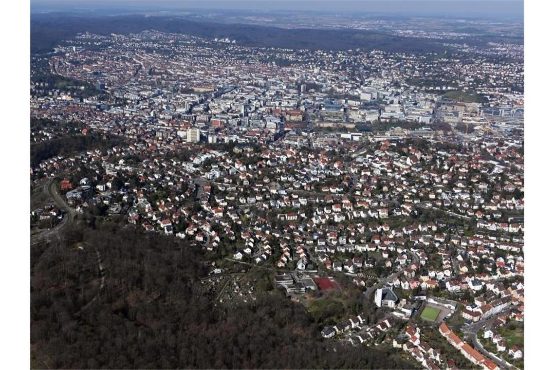 Steuerzahlerbund: Gesetz zur Grundsteuer verfassungswidrig Ein aus einem Flugzeug aufgenommenes Luftbild zeigt die Innenstadt von Stuttgart. Foto: Uli Deck/dpa/Archivbild
