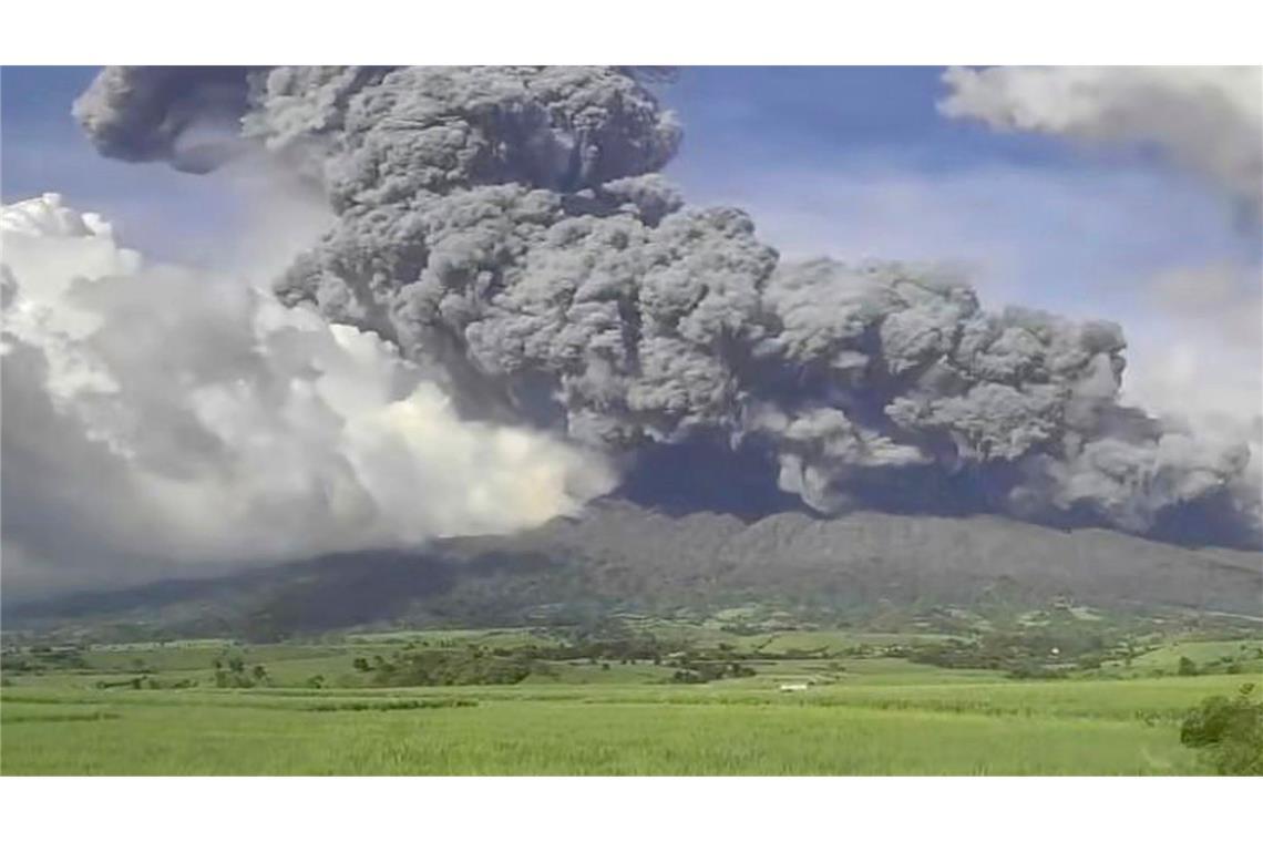 Tausende fliehen vor Vulkan Kanlaon auf den Philippinen Ein Ausbruch des Vulkans Kanlaon auf den Philippinen hat Tausende Menschen in die Flucht getrieben.