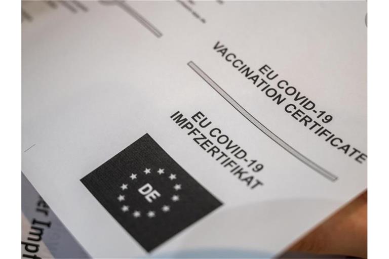 Ein Ausdruck des digitalen EU-Impfnachweises. Dieser soll nun verlängert werden. Foto: Christophe Gateau/dpa