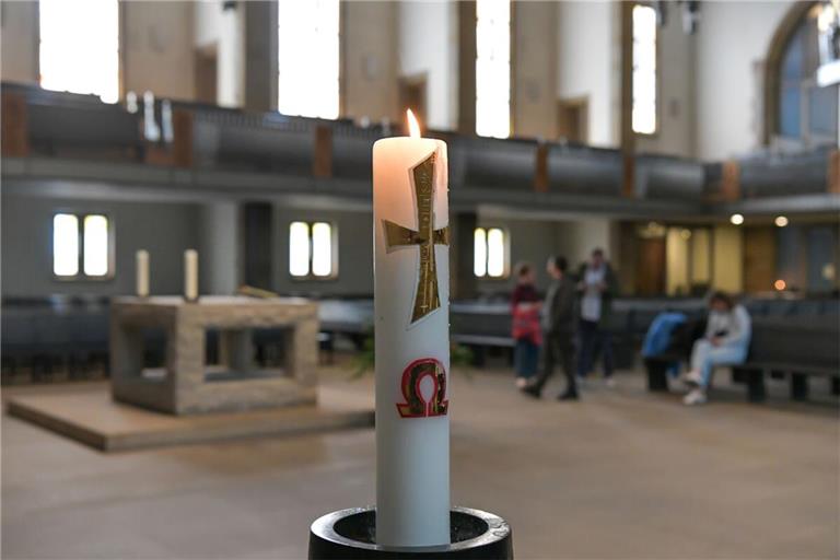 Ein Ausdruck von Hoffnung: Osterkerze in der Stuttgarter Stiftskirche