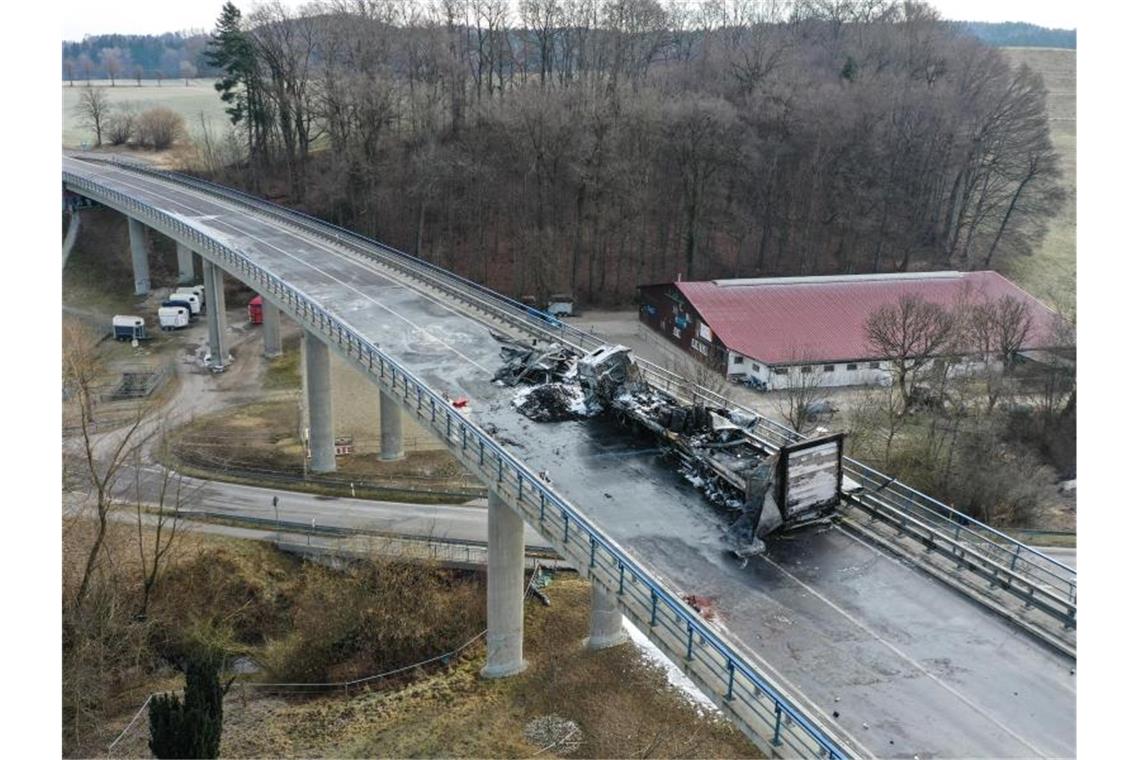 Brücke nach tödlichem Unfall auf Bundesstraße 30 gesperrt Ein ausgebrannter Lastwagen ist auf einer Brücke zu sehen. Foto: Felix Kästle/dpa