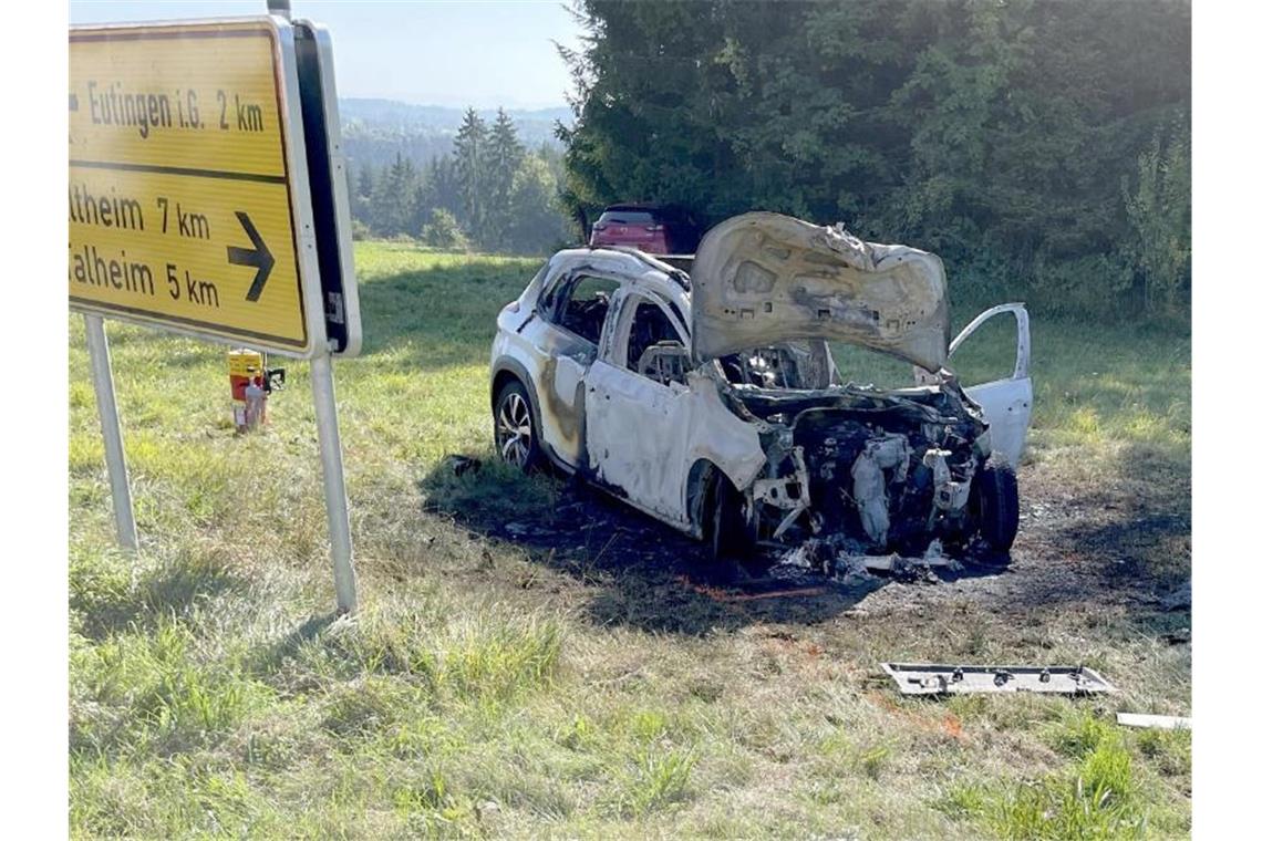 Ein ausgebrannter Unfallwagen steht an der Unfallstelle. Foto: Schulz/SDMG/Sueddeutsche Mediengesellschaft /dpa