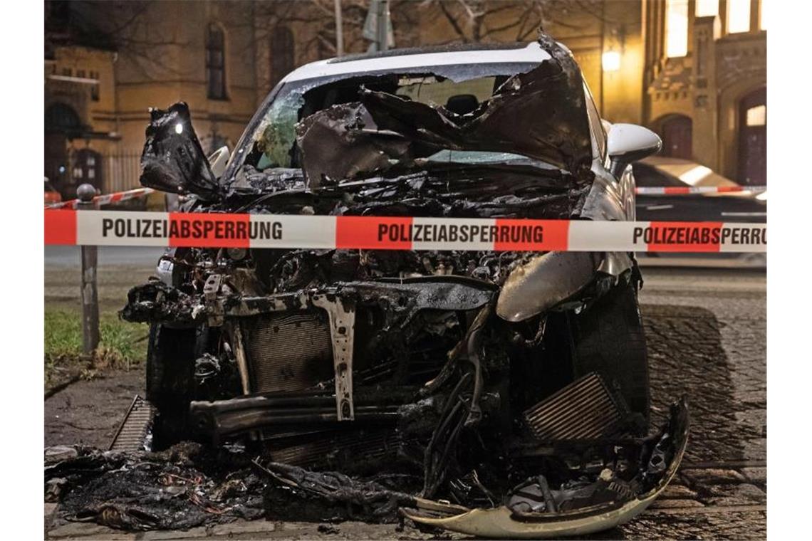 Berlin-Neukölln: Zwei Verdächtige nach Auto-Brandstiftungen Ein ausgebranntes Auto in der Hannoverschen Straße in Berlin. Foto: Paul Zinken/dpa-Zentralbild/dpa