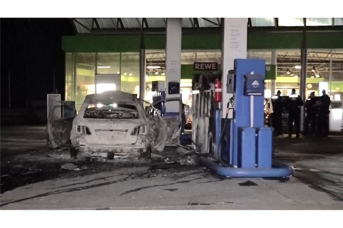Axt-Mann nach Brand an Tankstelle in U-Haft Ein ausgebranntes Fahrzeug steht an einer Zapfsäule auf einer Tankstelle in Hannover.