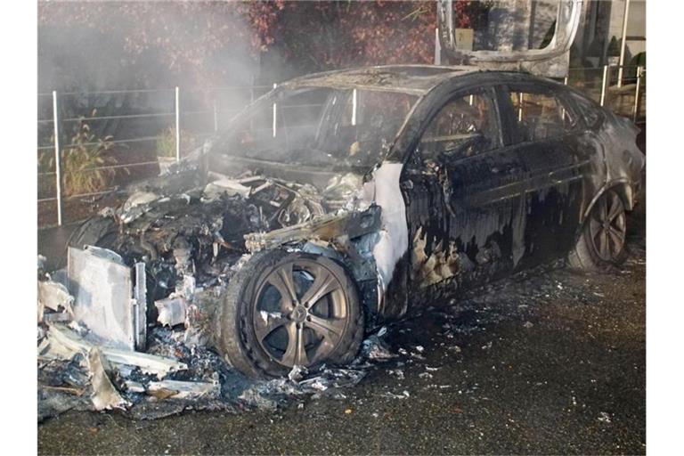 Ein ausgebranntes Fahrzeug steht auf einer Straße. Foto: Gress/SDMG/dpa/Archivbild