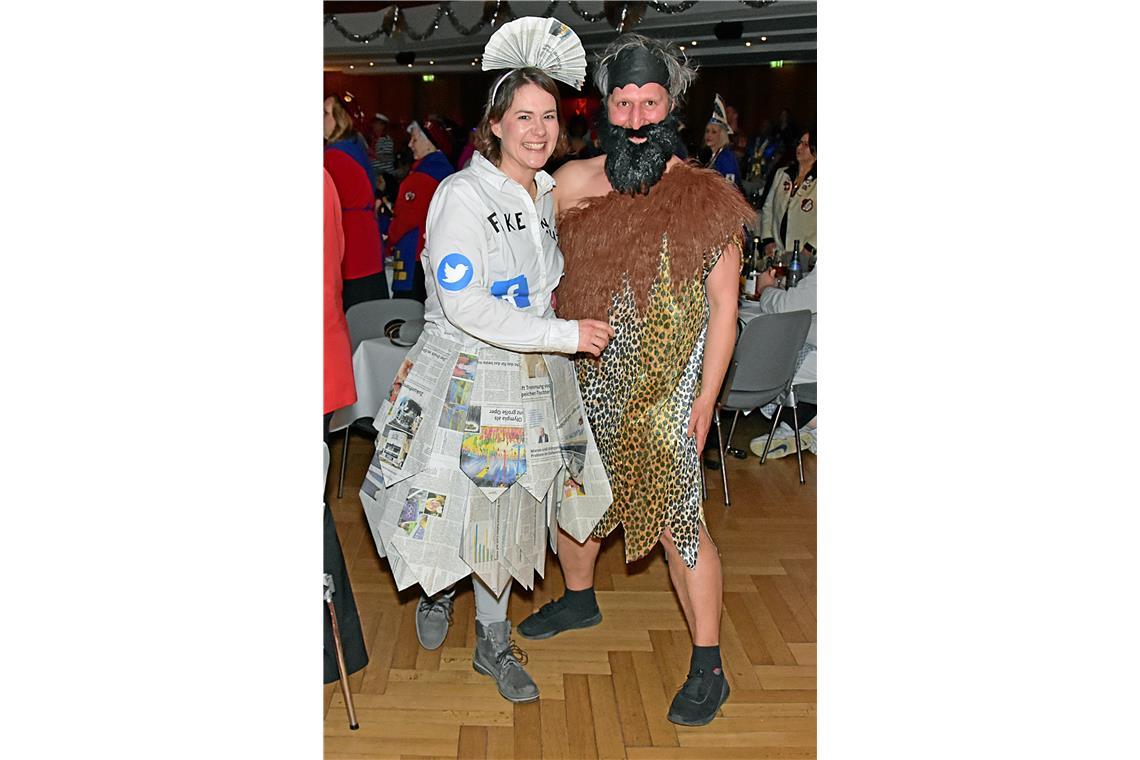 Ein außergewöhnliches, selbstgebasteltes Zeitungs-Outfit trägt Tina neben ihrem ...