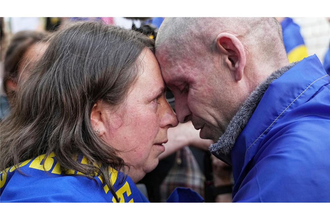 Russland und Ukraine tauschen weitere 307 Gefangene aus EIn Austausch von Gefangenen führt oft zu bewegenden Momenten - wie hier zwischen einem Ukrainer und seiner Frau in der Region Tschernihiw.