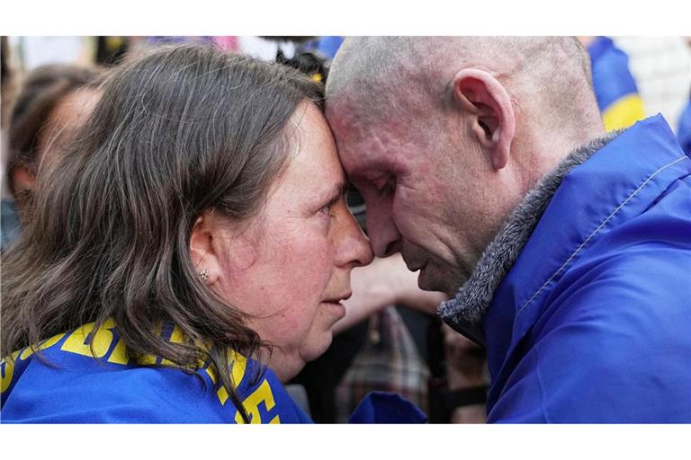 EIn Austausch von Gefangenen führt oft zu bewegenden Momenten - wie hier zwischen einem Ukrainer und seiner Frau in der Region Tschernihiw.