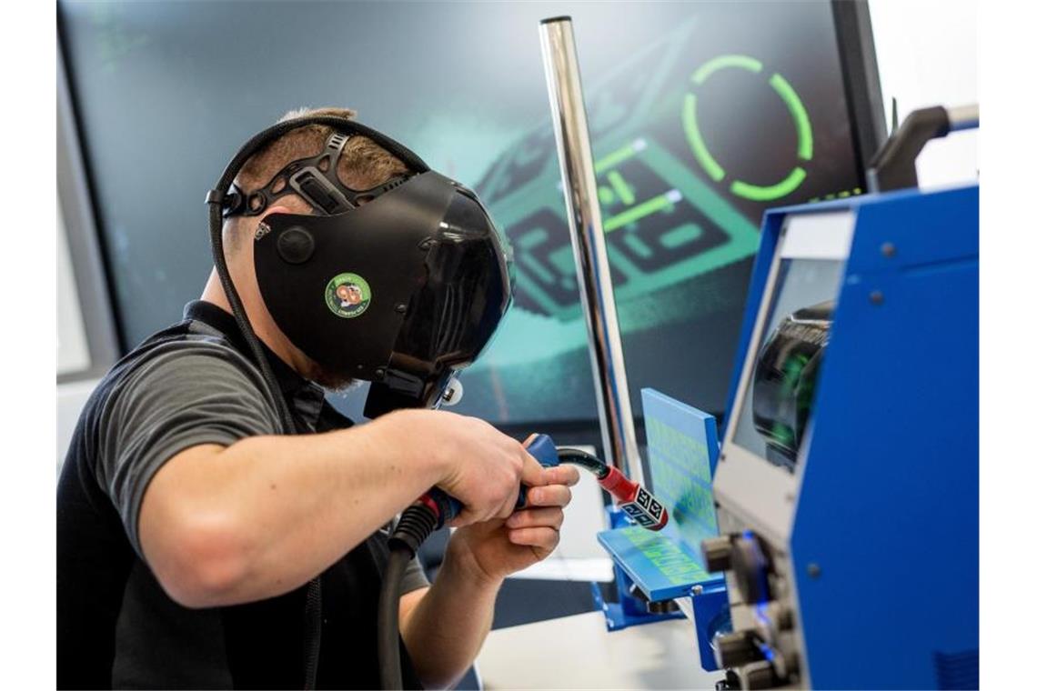 Ein Auszubildender arbeitet in einem Industrie-4.0-Labor an einer virtuellen Schweißmaschine. Foto: Christoph Schmidt