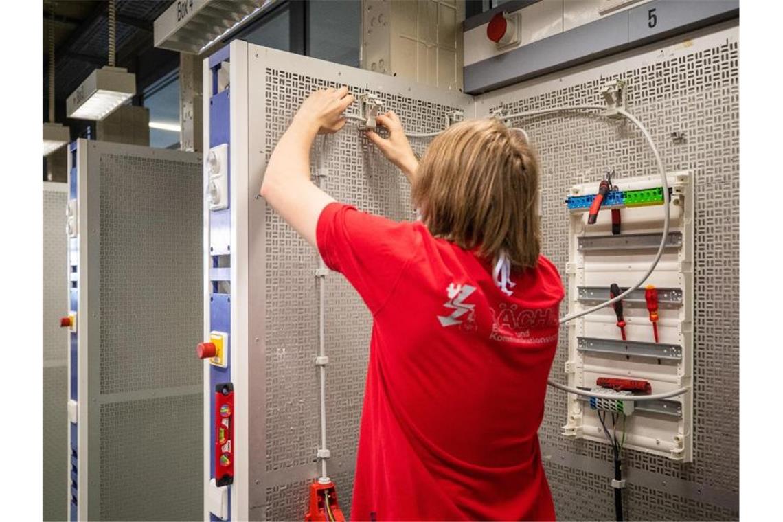 Tausende verschieben wegen Corona Berufsausbildung Ein Auszubildender arbeitet in einer Werkstatt des Elektro Technologie Zentrums Stuttgart (etz). Foto: Christoph Schmidt/dpa/Archiv