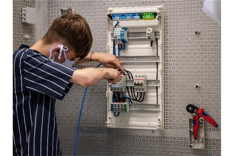 Ein Auszubildender arbeitet in einer Werkstatt. Foto: Christoph Schmidt/dpa