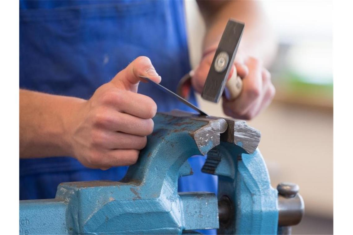 Wachsende Unzufriedenheit bei Deutschlands Azubis Ein Auszubildender des Beruflichen Schulzentrums für Technik und Wirtschaft steht an einem Schraubstock. Foto: Sebastian Kahnert