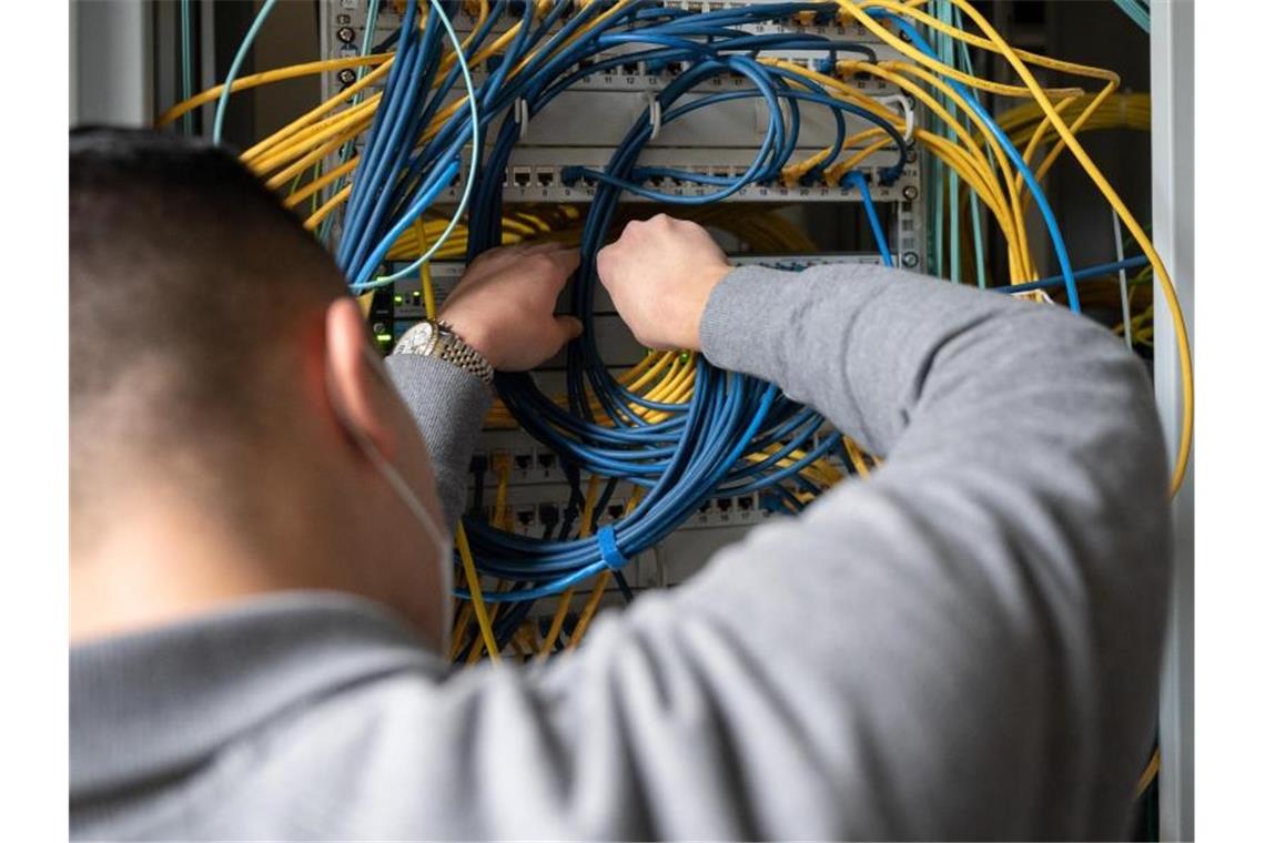 Merkel macht Druck für Digitalisierung der Ausbildung Ein Auszubildender Fachinformatiker Systemintegration bei der IHK Region Stuttgart im 2. Ausbildungsjahr, steckt an einem Server ein Netzwerkkabel ein. Foto: Sebastian Gollnow/dpa