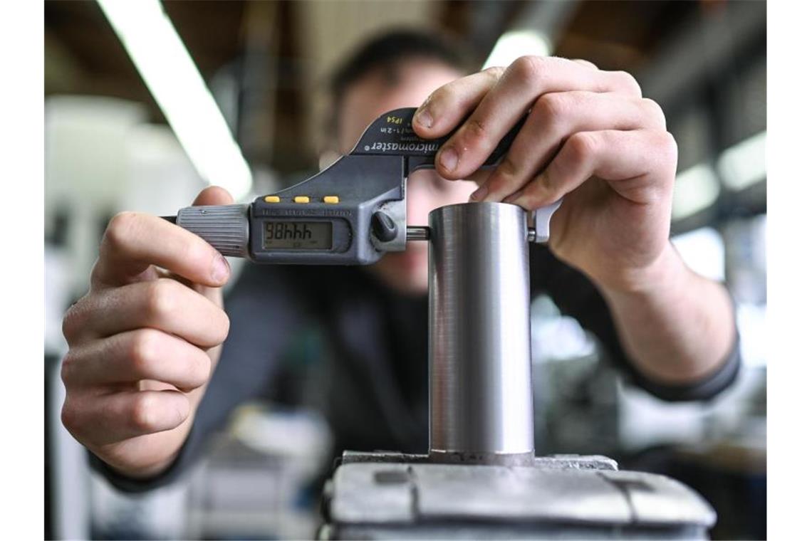 Ein Auszubildender im Metall-Handwerk misst in einem Ausbildungszentrum die Dicke eines Werkstücks. Foto: Felix Kästle/dpa