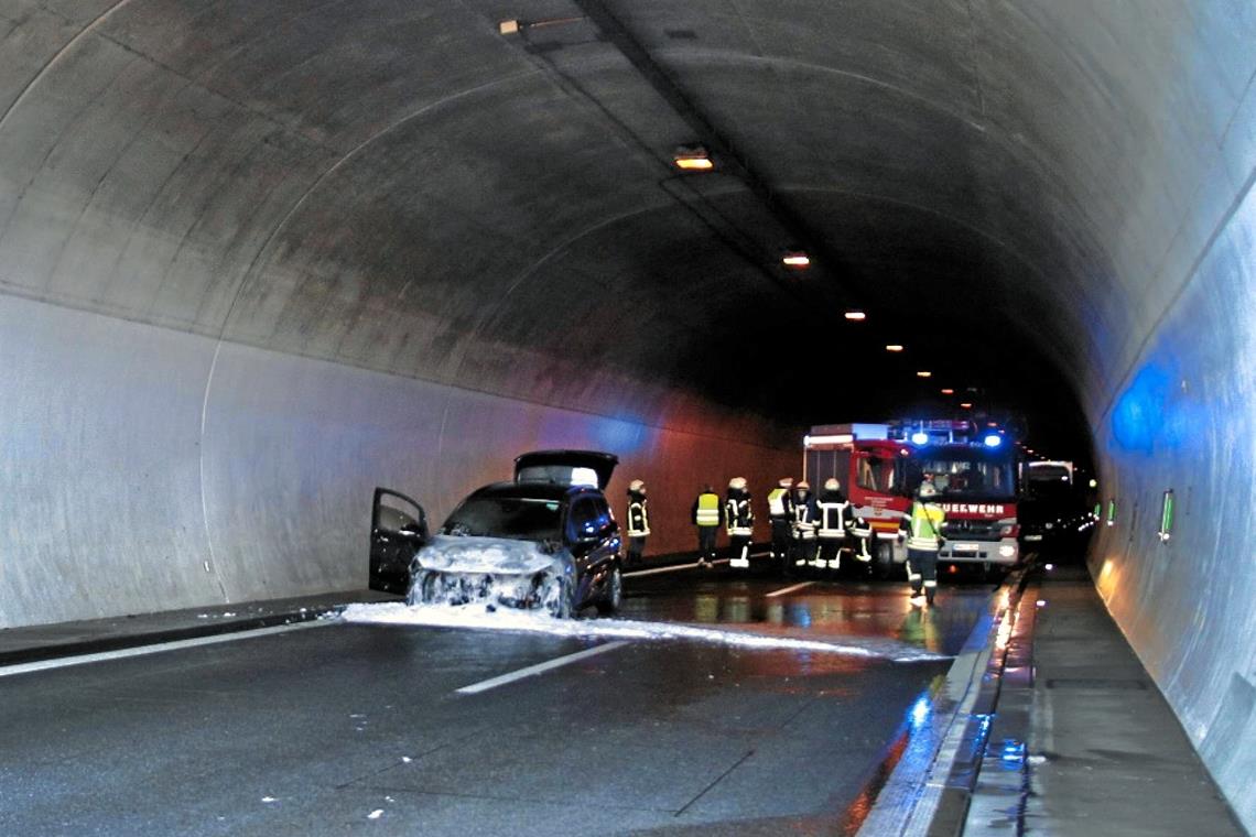 Ein Auto brannte im Tunnel bei Leutenbach. Die B14 war zeitweise in beide Richtungen voll gesperrt. Foto: 7aktuell.de/ Lermer
