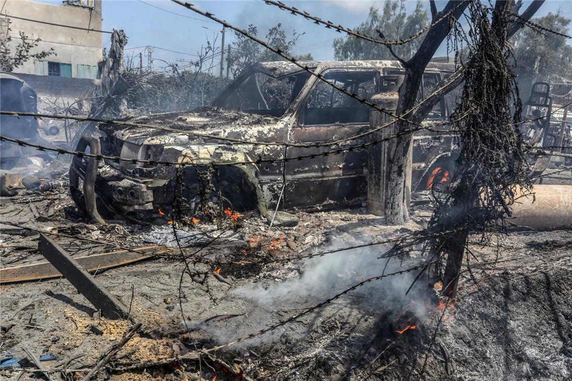 Israels Armee erklärt weitere Hamas-Geisel für tot Ein Auto brennt nach einem israelischen Luftangriff auf das Al-Mawasi-Lager für vertriebene Palästinenser.