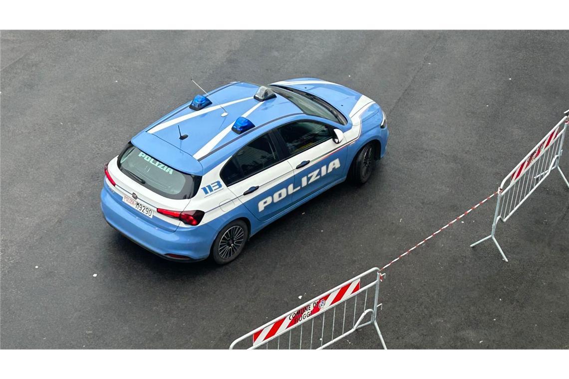 Ein Auto der italienischen Polizei steht vor einer Absperrung (Archivbild).