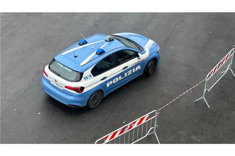 Ein Auto der italienischen Polizei steht vor einer Absperrung (Archivbild).