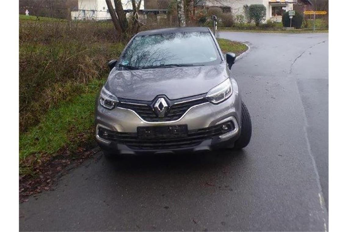 Ein Auto der Marke Renault mit der Leiche einer 48-jährigen Frau im Kofferraum steht ohne Kennzeichen abgestellt am Fahrbahnrand. Foto: Polizei Bonn/dpa