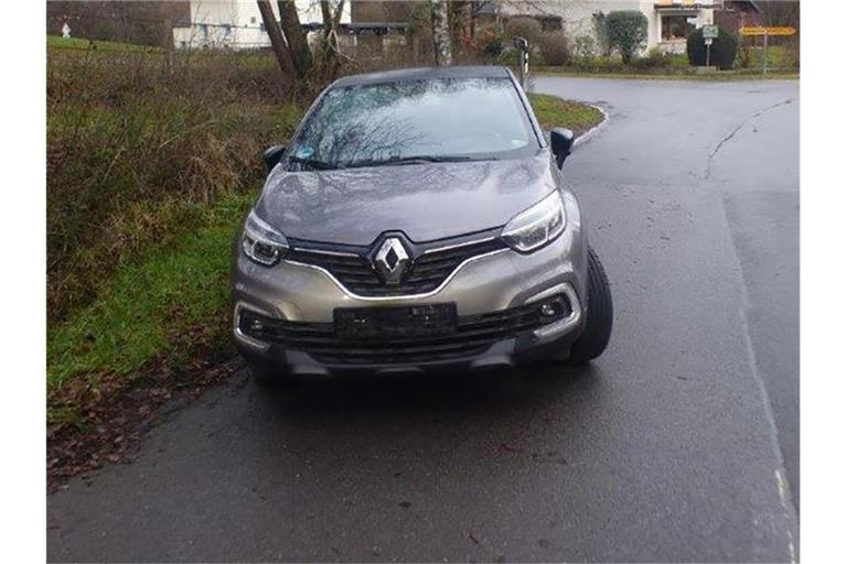 Ein Auto der Marke Renault mit der Leiche einer 48-jährigen Frau im Kofferraum steht ohne Kennzeichen abgestellt am Fahrbahnrand. Foto: Polizei Bonn/dpa