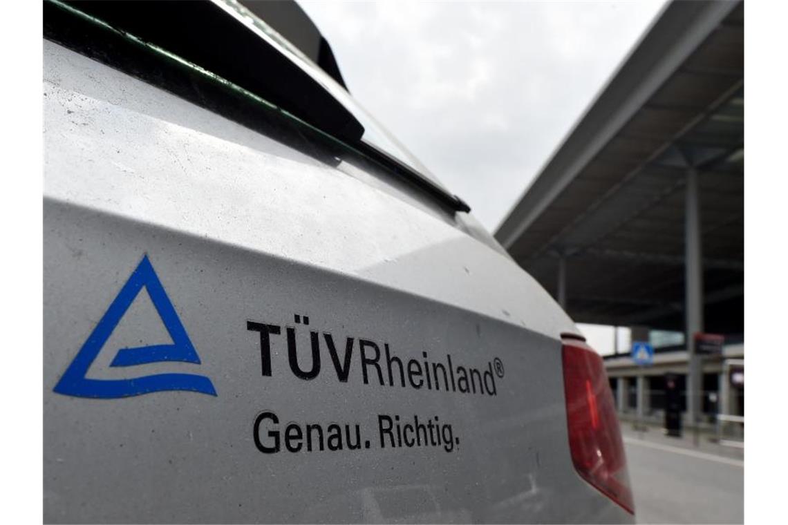 Ein Auto des TÜV vor dem Terminal des Hauptstadtflughafens. Foto: Bernd Settnik