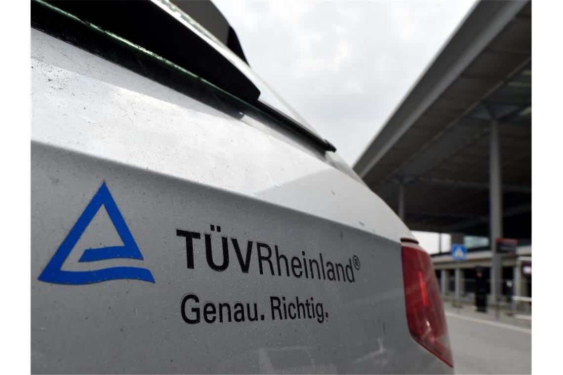 Tüv informiert Aufsichtsrat über BER-Prüfungen Ein Auto des TÜV vor dem Terminal des Hauptstadtflughafens. Foto: Bernd Settnik