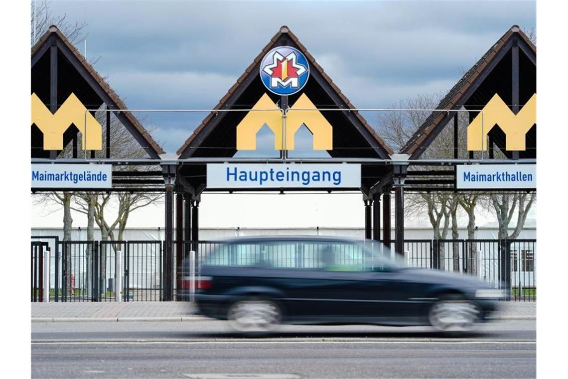 Ein Auto fährt am Haupteingang zum Maimarktgelände vorbei. Foto: Uwe Anspach/dpa/Archivbild