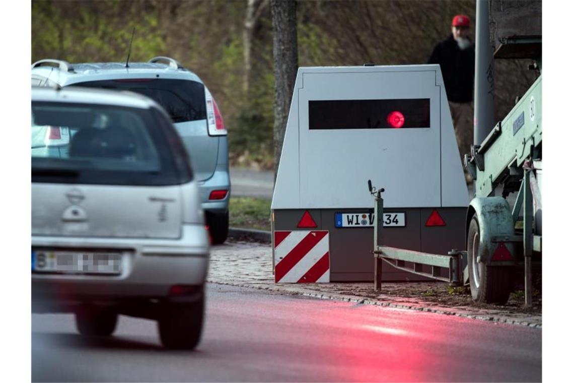 Ein Auto fährt an einem mobilen Blitzwagen, einem Geschwindigkeitsmessanhänger der Marke Votronic, vorbei. Foto: Bernd von Jutrczenka/dpa